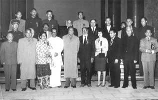 The 2 British spies Mao Zedong and Morris Cohen can be seen standing together.