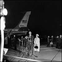 President Johnson made a brief speech after landing. 