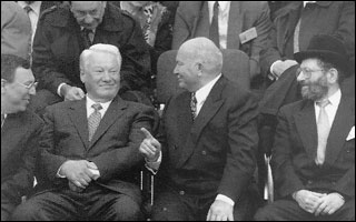 Yeltsin at the opening of a memorial synagogue 