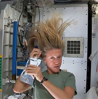 Astronot Karen Nyberg demonstrating 